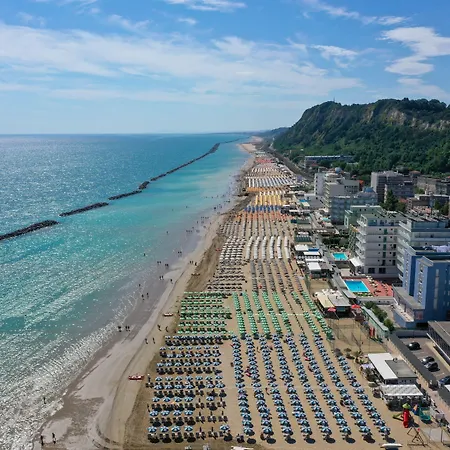 Amadei Figaro & 酒店 佩萨罗