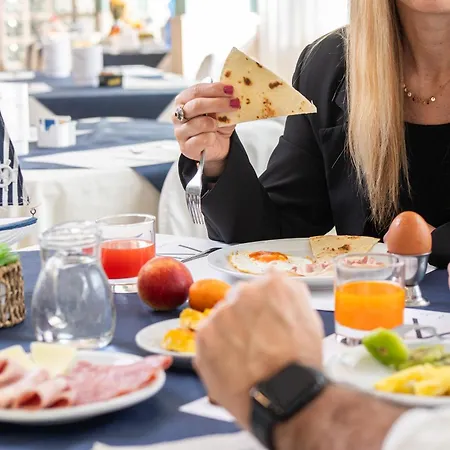 Amadei Figaro & 佩萨罗